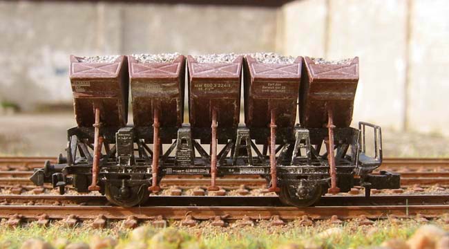 Muldenkippwagen F-z 120 mit echtem Schotter und Betriebsspuren aus Marmorstaub